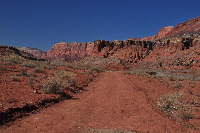 road leading into Paria Canyon